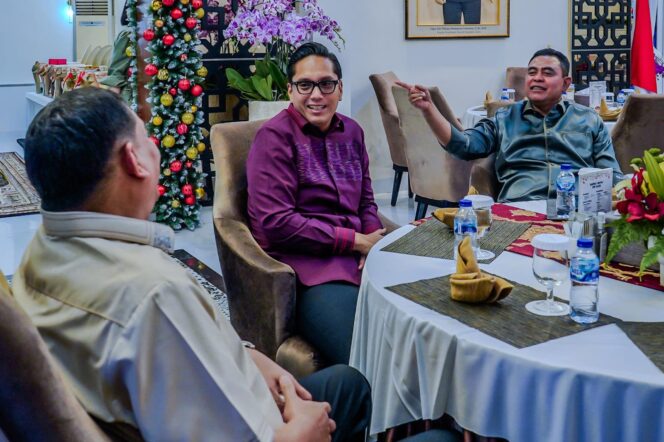 
					Pererat Kebersamaan di Natal 2025, Wali Kota Medan Hadiri Open House Kapolda Sumut