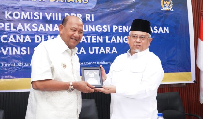 
					Banjir Langkat, Komisi VIII DPR RI Serahkan Bantuan Strategis