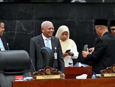 Foto : Wakil Gubernur Sumut Surya yang hadir dalam rapat paripurna itu menyambut baik persetujuan DPRD.(Ist)
