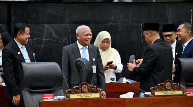 Foto : Wakil Gubernur Sumut Surya yang hadir dalam rapat paripurna itu menyambut baik persetujuan DPRD.(Ist)