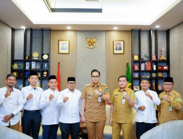 Foto : Wali Kota Medan, Rico Tri Putra Bayu Waas saat menerima audiensi Ikatan Silaturahmi Hafizh Hafizah (ISLAH) Kota Medan, di Rumah Dinas Wali Kota Medan, Selasa (13/1/2026).(Ist)