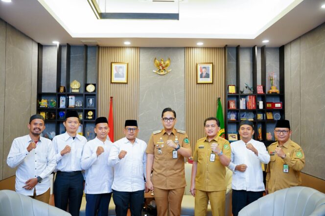 
					Foto : Wali Kota Medan, Rico Tri Putra Bayu Waas saat menerima audiensi Ikatan Silaturahmi Hafizh Hafizah (ISLAH) Kota Medan, di Rumah Dinas Wali Kota Medan, Selasa (13/1/2026).(Ist)