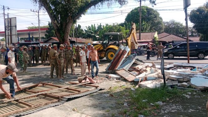 
					Satpol PP Bongkar Warung Liar di Depan SPBU Rambung Binjai