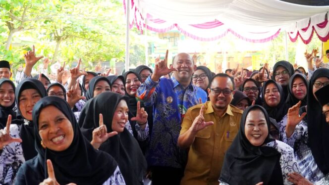 
					Bupati Langkat Salurkan Donasi PGRI Untuk Korban Banjir Tanjung Pura