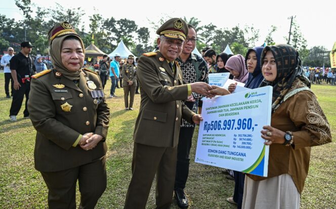 
					Wagubsu Serahkan Santunan dan Penghargaan Keselamatan Kerja