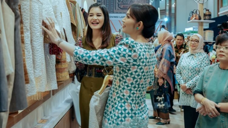 Kahiyang Ayu Kenalkan Kriya dan Wastra Sumut ke Ketua Umum Dekranas