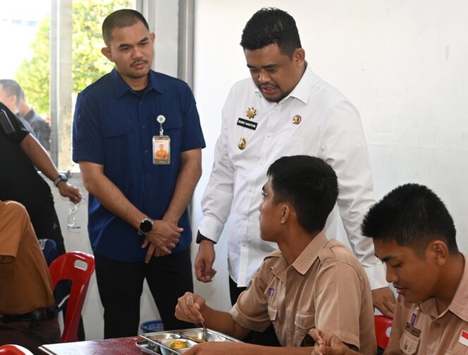 
					Tinjau MBG di SMAN 1 Gunungsitoli, Bobby Nasution Pastikan Program Presiden Berjalan Optimal