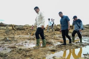 Gubernur Bobby Tinjau Banjir Tapteng, Pastikan Bantuan dan Huntap untuk Warga