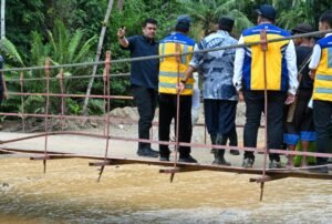Tinjau Sungai Tukka, Bobby Siapkan Tanggul dan Sabo Dam Cegah Banjir