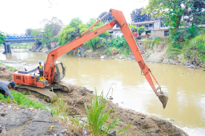
					Sejalan Program Presiden Prabowo, Pemko Medan Bersihkan Bantaran Sungai Deli