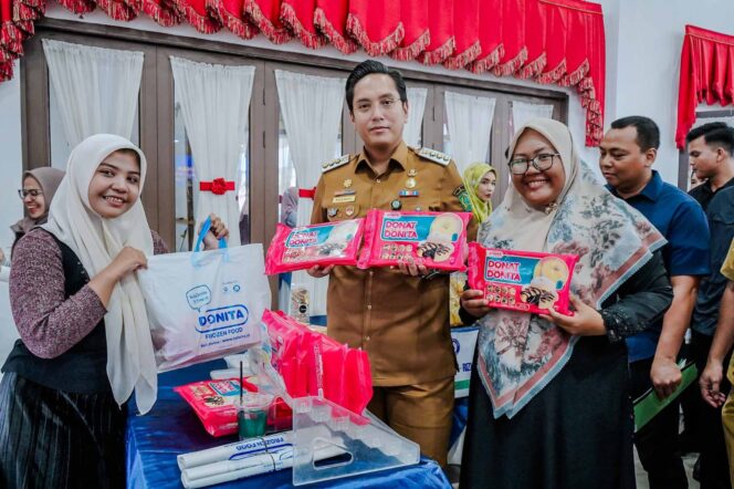 
					Rico Waas Serahkan Sertifikat Halal dan SPP-IRT kepada 100 Pelaku Usaha