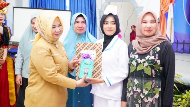 
					Tiorita Hadiri Capping Day Akbid Langkat, 27 Mahasiswa Resmi Kenakan Cap