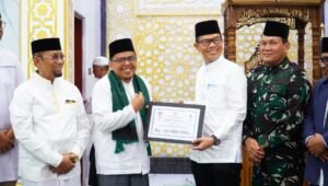 Sekda Langkat Amril , Serahkan Hibah Rp20 Juta untuk Masjid Halimah Abdul Hamid