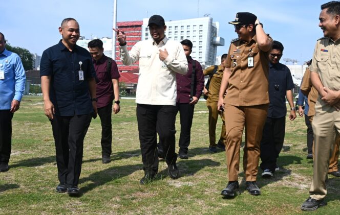 
					Tinjau Kebun Bunga, Bobby Soroti Batu di Lapangan dan Tanah Bergelombang
