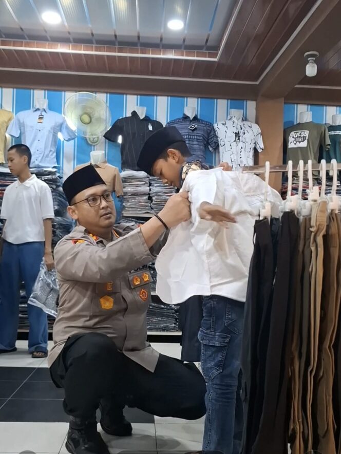 
					Hangatnya Ramadan, Kapolres Langkat Ajak 40 Anak Yatim Belanja Baju Lebaran