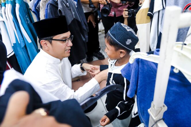 
					“400 Anak Yatim Bahagia, Rico Waas Ajak Belanja Baju Lebaran”