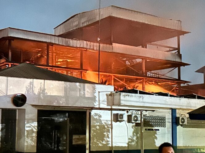 
					Respon 12 Menit, Damkarmat Medan Padamkan Kebakaran PT Agro dalam 2 Jam