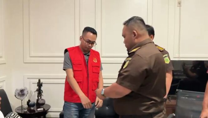 
					Korupsi Proyek Fiktif Terbongkar, Agung Ramadhan Resmi Ditahan Kejari Binjai