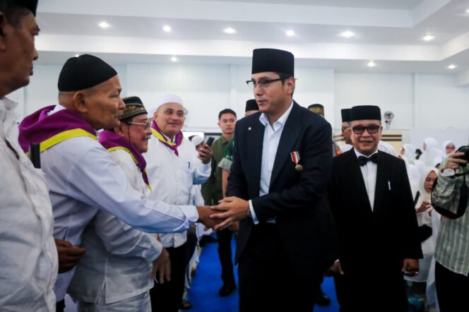 
					Tepung Tawar Iringi Pelepasan 1.883 Calhaj Medan, Pesan Haru Rico Waas Bikin Jemaah Terharu