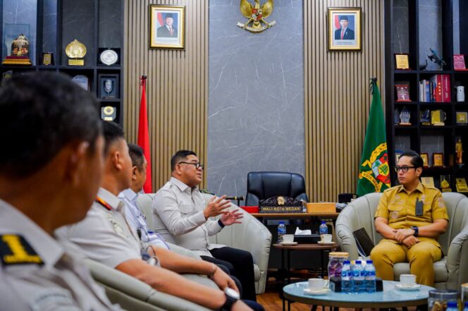
					Rico  Terima  Kakanwil Imigrasi Sumut, Perkuat Sinergi Pengawasan Orang Asing dan Pengungsi