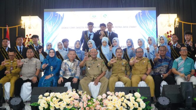 
					Bupati Syah Afandin Dorong Lulusan Putra Jaya Jabal Rahmah Berani Raih Mimpi