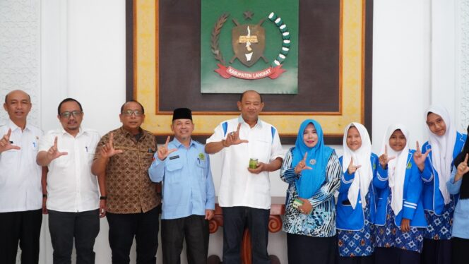
					Bupati Syah Afandin Lepas Putri Langkat ke Ajang Inovasi Dunia di Malaysia