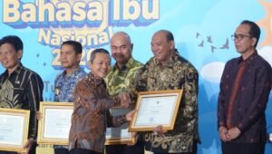 Bupati Syah Afandin Raih Penghargaan Revitalisasi Bahasa Daerah dari Kemendikdasmen