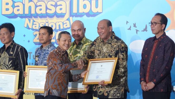 
					Bupati Syah Afandin Raih Penghargaan Revitalisasi Bahasa Daerah dari Kemendikdasmen