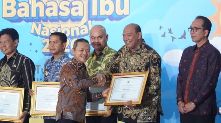 Bupati Syah Afandin Raih Penghargaan Revitalisasi Bahasa Daerah dari Kemendikdasmen