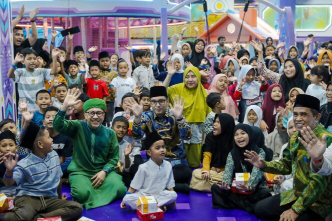 
					Lebaran Yatim, Rico Waas Ajak 428 Anak Yatim dan Dhuafa Belanja Baju Baru