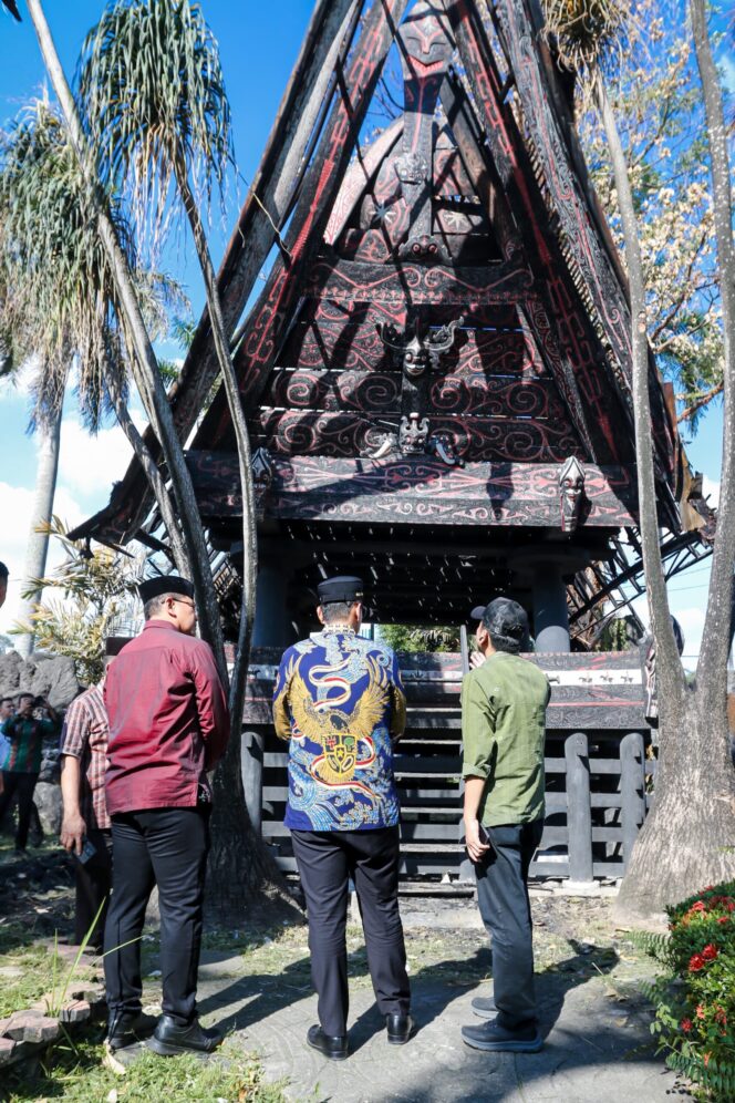 
					Rumah Adat Sisingamangaraja Terbakar, Rico Waas Pastikan Segera Diperbaiki
