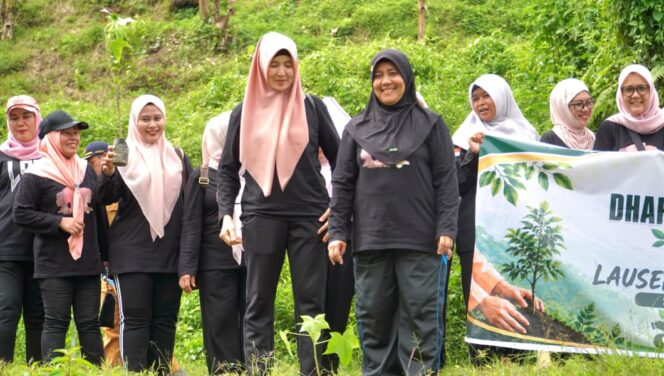 
					Lestarikan Lingkungan Wanita Tanam 1000 Pohon di Tangkahan