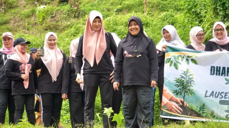 Lestarikan Lingkungan Wanita Tanam 1000 Pohon di Tangkahan