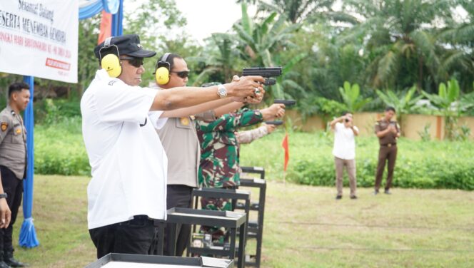 
					Pegang Pistol di Hari Bhayangkara, Syah Afandin Perkuat Soliditas Forkopimda Langkat
