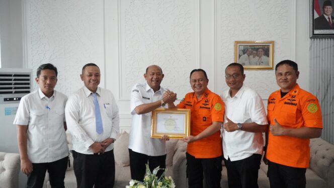 
					Syah Afandin Terima Penghargaan Basarnas atas Penanganan Banjir Besar