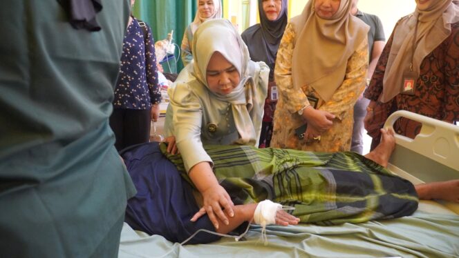 
					Plt Bupati Tiorita Sidak RSUD Tanjung Pura, Tekankan Disiplin,Tingkatkan Pelayanan