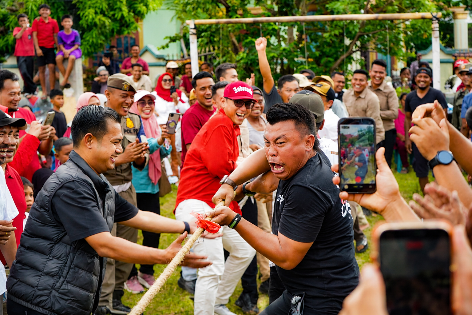 Meriahkan HUT RI Ke-81,Rico Waas Turun Tarik Tambang Bersama Warga