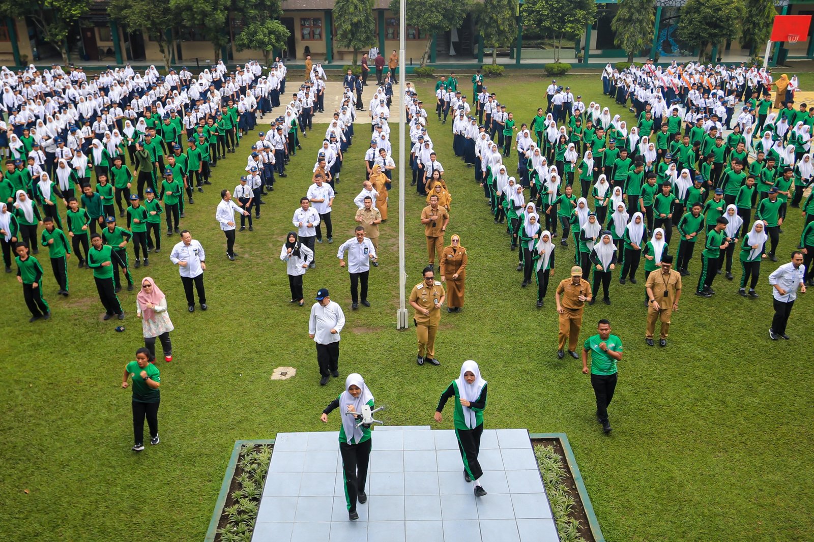 Semangat Anak Indonesia Hebat Menggema di SMPN 1 Medan, Abdul Mu’ti dan Rico Waas Senam Bersama